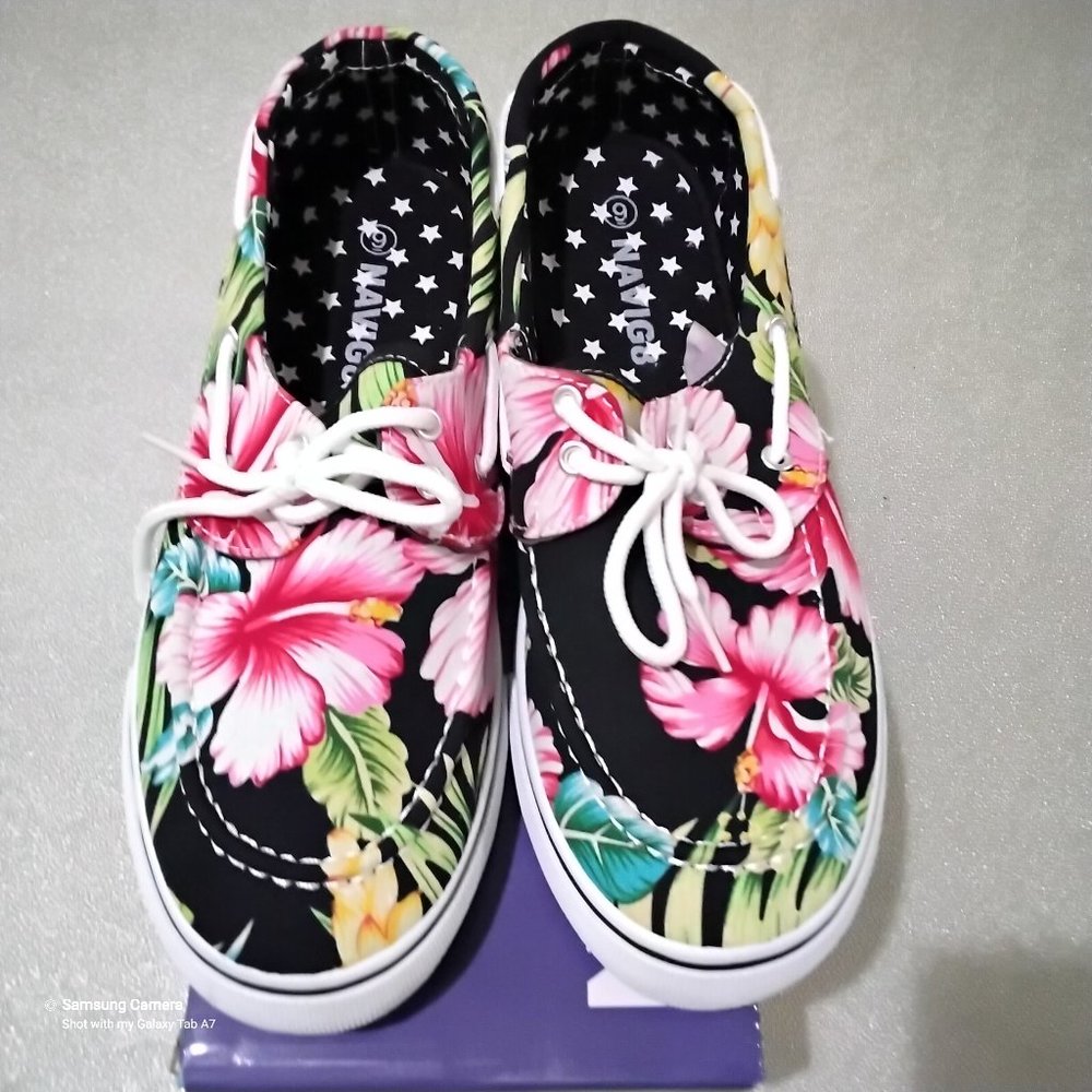 Beautiful Women NAVIG8 Black & White Hawaiian Floral Boat Deck Shoes Size 9 NIB